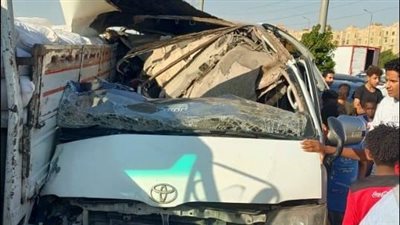 تصادم سيارتين نقل وميكروباص بطريق الواحات والمرور يرفع حطام الحادث