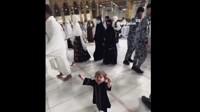 طفلة تسرق القلوب أمام الكعبة بعناق عفوي للمعتمرين (شاهد بالفيديو)