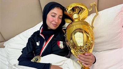 في إنجاز تاريخي، كأس العالم مصري «وفي حضننا» (شاهد)