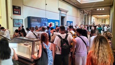 بالصور،اقبال كثيف من السائحين والمصريين على زيارة المتحف المصرى بالتحرير