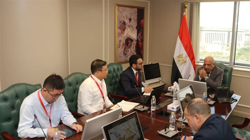 وزير الكهرباء يلتقي