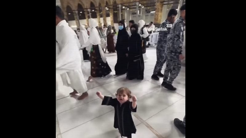 طفلة تسرق القلوب