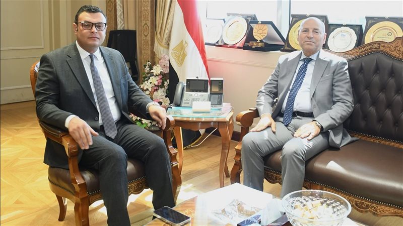 وزير الإسكان يستعرض