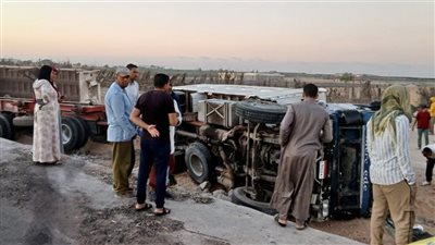 مصرع وإصابة 6 أشخاص في تصادم لودر ونقل بالطريق الصحراوي بالبحيرة (صور)