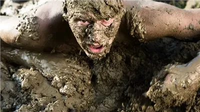 تفسير حلم أكل الطين في المنام للعزباء والمتزوجة والحامل 2026 