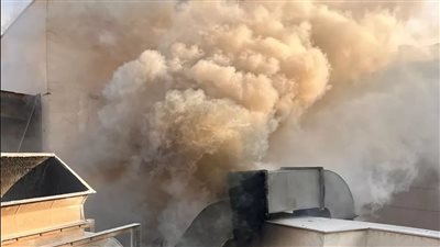 نشوب حريق هائل بمدخنة مطعم مشويات شهير بالقاهرة الجديدة، والحماية المدنية تسيطر