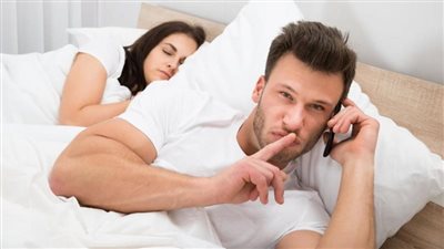 حكم الشرع في الزوج الذي يخون زوجته عن طريق الانترنت؟ الإفتاء تجيب