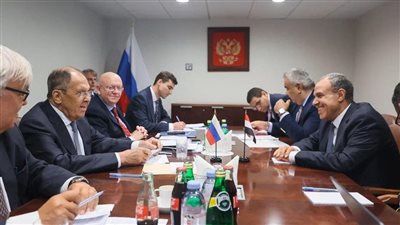 وزير الخارجية يلتقي نظيره الروسي لتبادل الرؤى حول مختلف القضايا الدولية