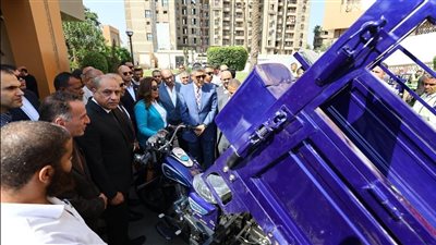 وزيرة التنمية المحلية والمحافظ يسلمان 50 تروسيكل لدعم منظومة النظافة بالجيزة