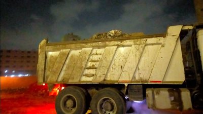 محافظة الجيزة ترفع 3000 طن من مخلفات الهدم والبناء بالهرم (صور)