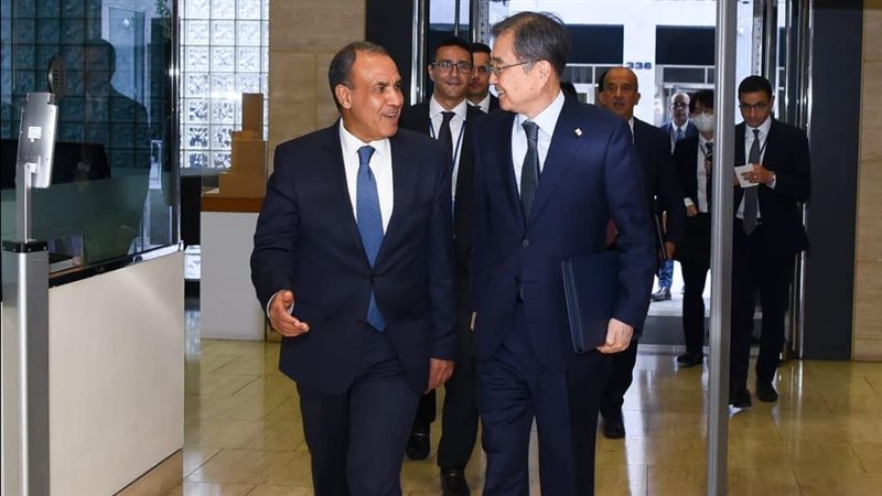 وزير الخارجية يلتقي
