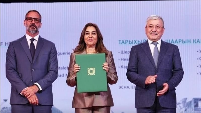 لحظة تسلم الدكتورة