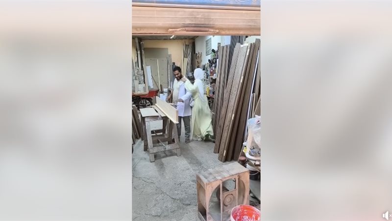 طبيبة تكرم والدها