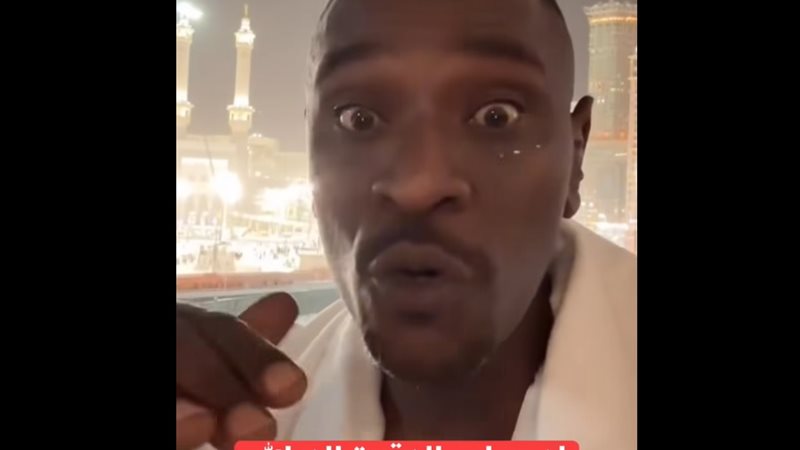 معتمر يدعو لمديره