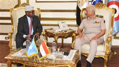 القائد العام للقوات المسلحة وزير الدفاع والإنتاج الحربي يلتقي وزير الدفاع الصومالي (صور)