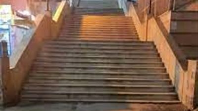 معاناة مرضي مستشفى مارمرقس بالإسكندرية تبدأ من صعود السلم، والمرضي : بنطلع 40 درجة عشان ندخل المستشفي وعاوزين كراسي متحركة 