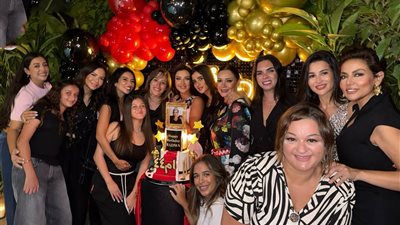 أبرزهم ياسمين عبد العزيز، أصدقاء رضوى الشربيني يحتفلون معها بعيد ميلادها (صور)