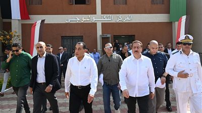 رئيس الوزراء يتفقد مجمع خدمات المواطنين 