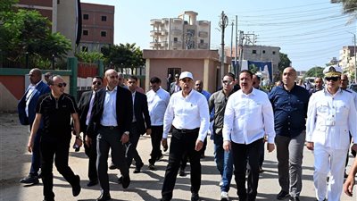 رئيس الوزراء يتفقد وحدة المكتبة المتنقلة بقرية شمّا أشمون بالمنوفية (صور)