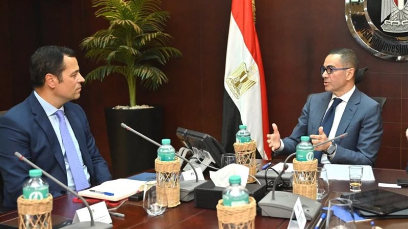 وزير الاستثمار مع