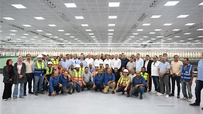 رئيس الوزراء يتفقد مصنع 