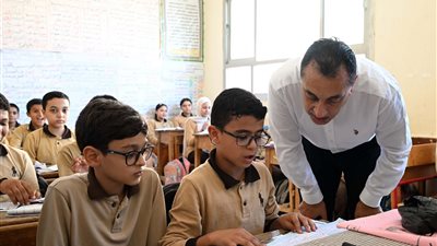 رئيس الوزراء يتفقد مدرسة بقرية سبك الأحد بالمنوفية ويتفاعل مع الطلاب (صور)