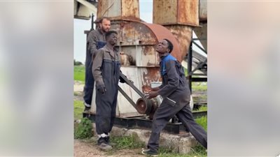 وكأنه صوت بلال، إفريقي يؤذن ويلمس قلبك بالشهادة (شاهد بالفيديو)