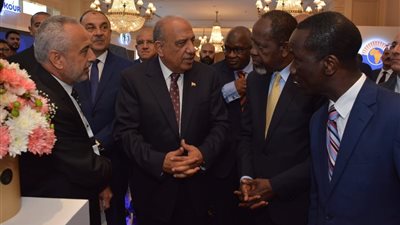 وزير الكهرباء يفتتح معرض صناعة المهمات والمعدات (صور)