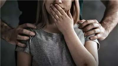 سيدة تضبط زوجها مع ابنتها المراهقة في وضع مخل