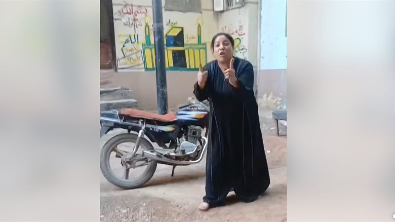 امرأة تهدد سلفتها
