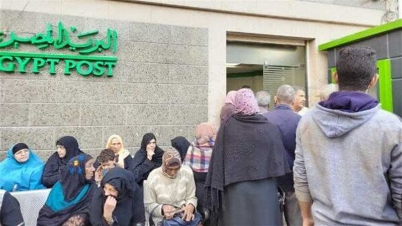 بدء صرف معاشات شهر