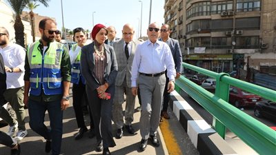 تحسين الأرضيات والسور، محافظ القاهرة يتفقد تطوير كوبري أحمد سعيد (صور)