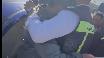 القبض على شاب مخمور اصطدم بـ5 سيارات و4 أعمدة كهرباء فى بنها 