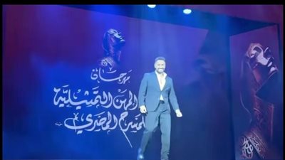 تامر حسني يزين مهرجان نقابة المهن التمثيلية بأغنية 