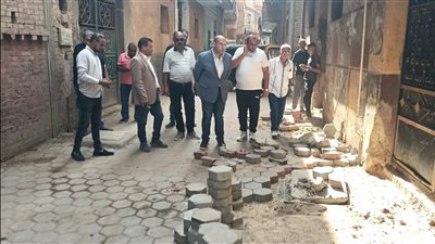 بالصور، نائب محافظ الجيزة يتفقد أعمال تركيب بلاط الإنترلوك بأبو النمرس