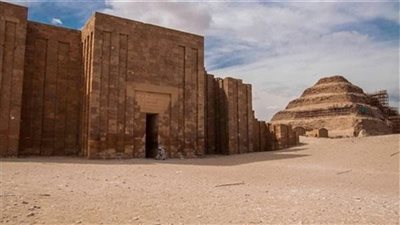 بعد الأسورة الفرعونية، اختفاء لوحة نادرة بالحجر الجيري من مقبرة أثرية