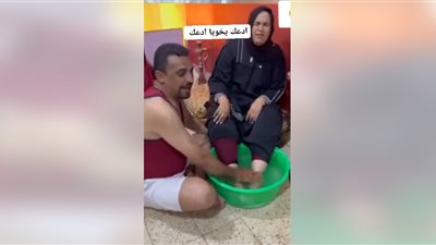 أم عمار شقيانة، زوج يغسل قدم زوجته في فيديو مباشر يثير الجدل (شاهد)