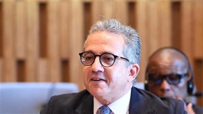 بعد فوزه بمدير اليونسكو، وزير التعليم العالي يهنئ خالد العناني