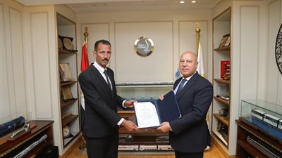 بالصور، وزير النقل يكرم سائق أتوبيس أعاد شنطة بمليون جنيه بالإسكندرية
