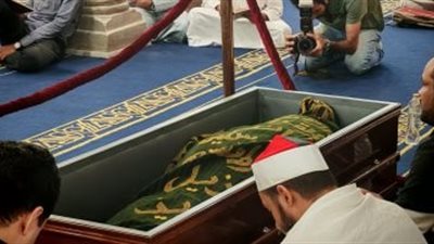 هل تم تكفين الدكتور أحمد عمر هاشم بكسوة الكعبة؟