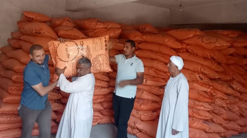 جانب من توزيع الأسمدة