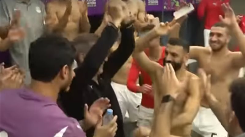 محمد صلاح يرقص فرحًا