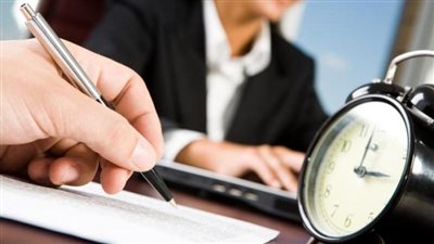 حكم إثبات الموظف حضور زميله الغائب عن العمل، هل يعد خيانة؟