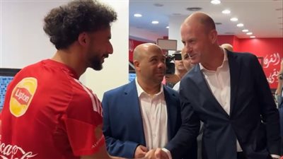 نجوم الأهلي يستقبلون المدرب الجديد ياس سوروب (فيديو وصور)