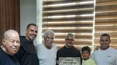 في لفتة إنسانية، الأب بطرس دانيال يزور حسن شحاتة للاطمئنان على صحته (صور)