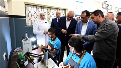 مدبولي من داخل مدرسة الذهب والمجوهرات: التعليم الفني أولوية للدولة