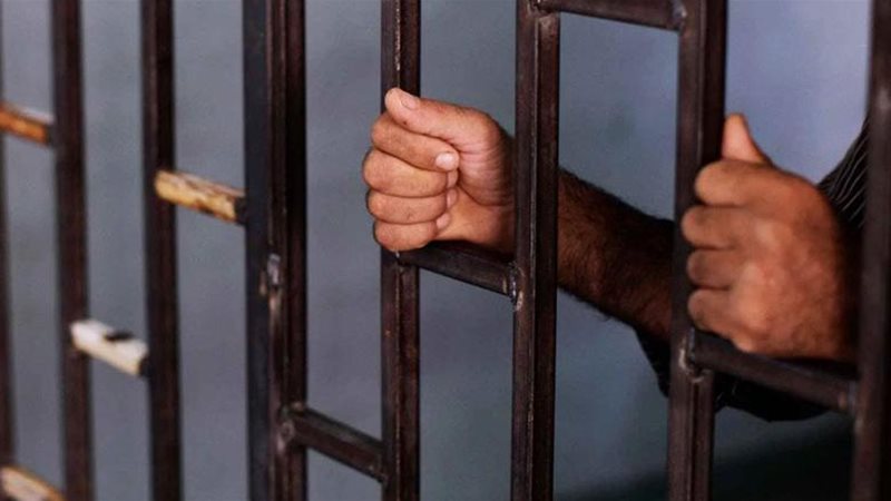 حبس موظف ببنك شهير
