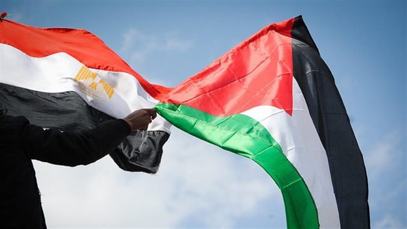 علم مصر يعانق علم