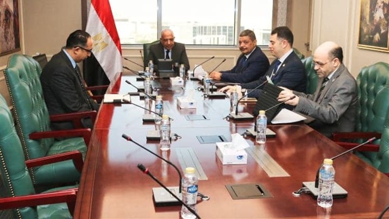 وزير الكهرباء يعقد