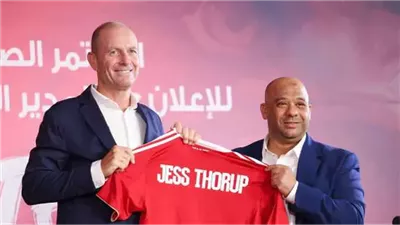 ياس توروب  مدرب الأهلي الجديد يحضر مباراة مصر وغينيا بيساو 